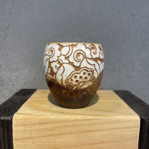 陶藝名家-陳明謙老師-手工手刻寶相花、牡丹花手工水杯；高8.4公分、口外徑約7.2公分